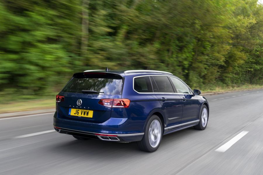  Volkswagen Passat R-Line Estate (B8) 2019 года  (UK) (фото 13 из 25)